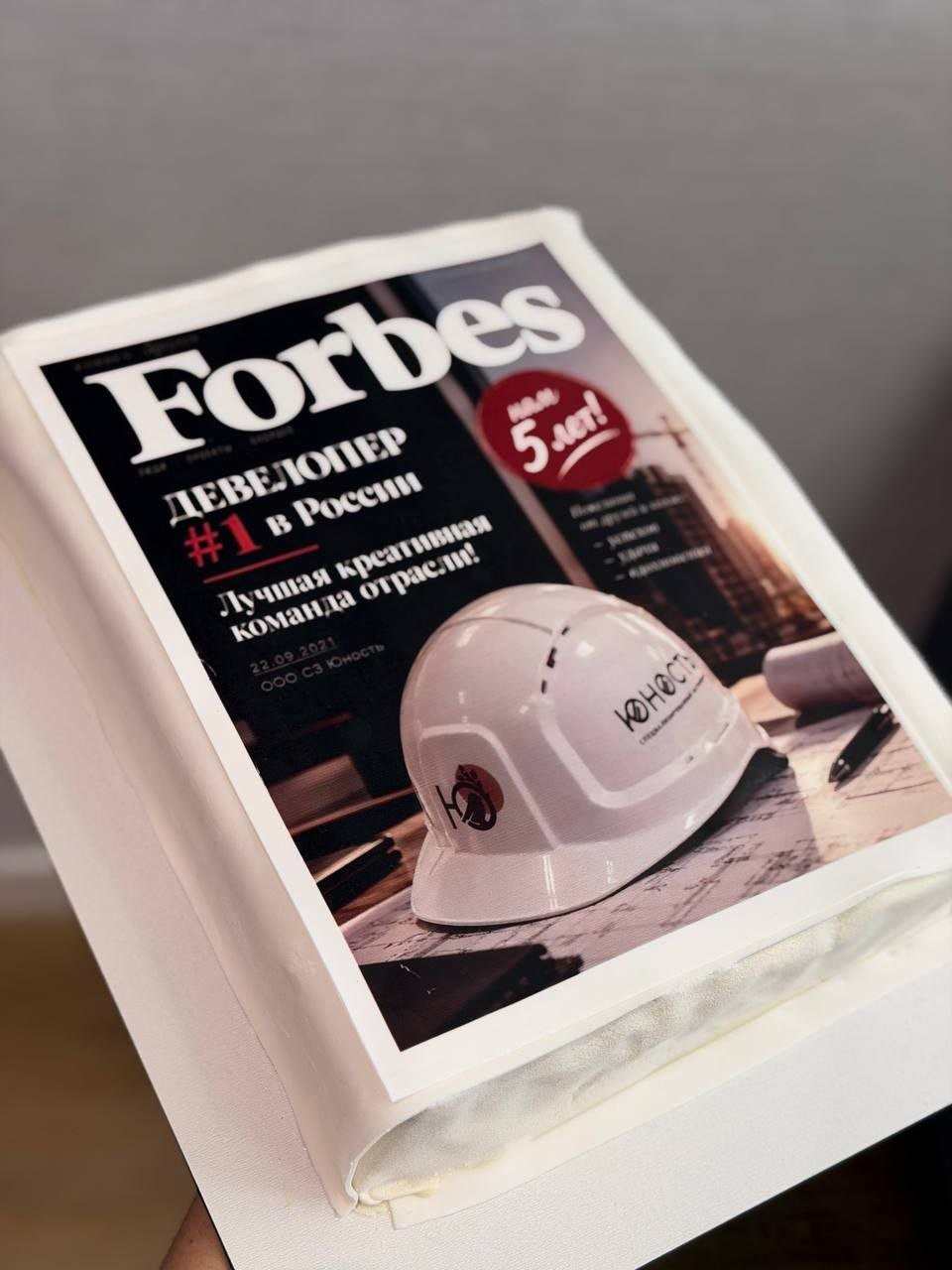 Корпоративный торт в виде журнала Forbes с каской строителя — Natali Cake, Екатеринбург и Каменск-Уральский