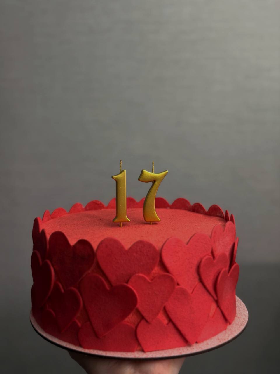 Красный торт с шоколадными сердцами на 17 лет — Natali Cake, Екатеринбург и Каменск-Уральский